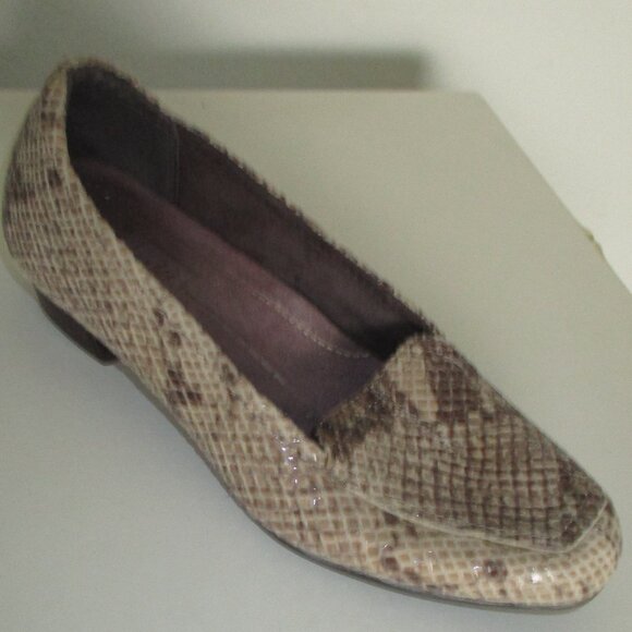 Clarks Everyday Womens Beige Faux Snakeskin Leather Loafer - Size 6M - Picture 1 of 9